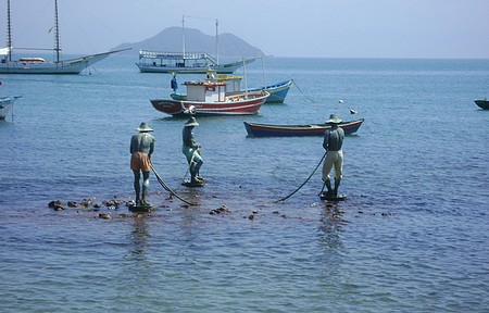 Barquinhos de pescadores também fazem passeios com turistas