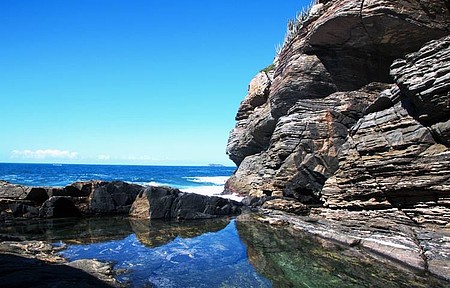 Mar e formações rochosas em belo cenário