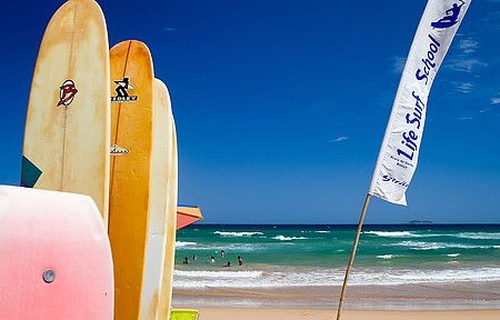 Escolinhas de surf ensinam primeiras manobras